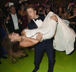 Digendong di Pesta Emmy Awards, Payudara Sofia Vergara Terekspos