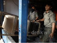 Satpol PP Kosongkan 13 Ruko di Jatinegara