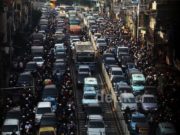 Imbas Gusuran Ruko, Jalan Jatinegara Macet Parah
