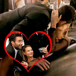 Romantis! Adam Levine Cium Behati Prinsloo di Belakang Panggung Emmy Awards