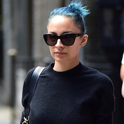 Selebriti Ini Ternyata Anak Adopsi