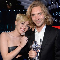 Teman Kencan Miley Cyrus di VMA 2014 Ternyata Buronan Polisi!
