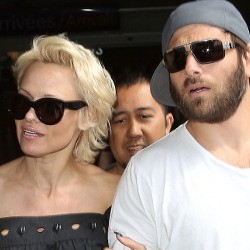 Pamela Anderson Tarik Gugatan Cerai terhadap Rick Salomon