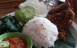 Ayam Goreng Gajah Mungkur: Sedep Tenan! Ayam Kampung Goreng Gurih dan Peda Cabe Ijo