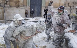 La Merengada dan Els Enfarinats, Festival Melempar Permen dan Tepung di Spanyol
