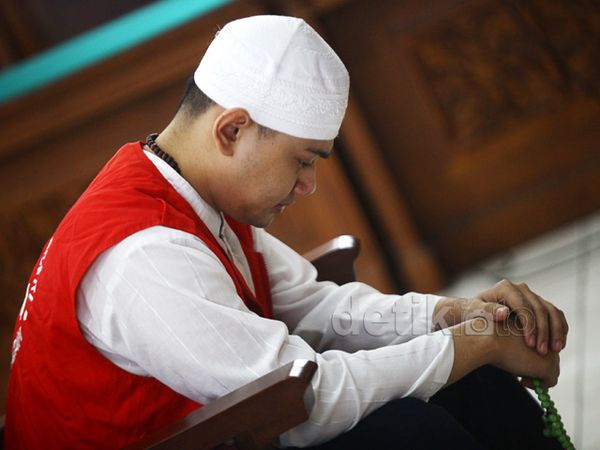 Jalani Sidang Pledoi, Guntur Bumi Terus Berzikir