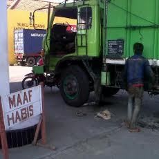 Belasan Truk Menginap di SPBU Dampak Kelangkaan Solar