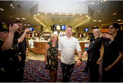 Romantis! Pria Ini Lamar Kekasih Lewat Pesan di Layar Bioskop