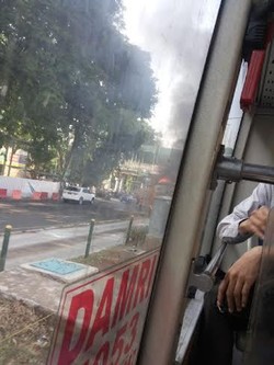 Busway Tujuan Kota-Blok M Terbakar di Depan Al-Azhar Kebayoran Baru