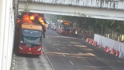 Terdengar 2 Kali Ledakan Besar dari TransJ yang Terbakar depan Al Azhar