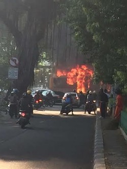 Ini Penampakan Kobaran Api yang Membakar TransJ di Depan Al-Azhar