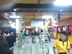 Dampak Busway Terbakar di Depan Al-Azhar, Penumpang Menumpuk di Halte Blok M