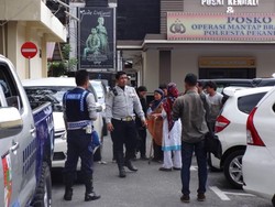 Tabrak Plang Razia dan Kabur, Sopir ini Ternyata Bawa 7 Imigran Gelap