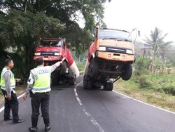 2 Truk Ngetril di Krikilan di Temanggung Bukan karena Hal Gaib, Tapi Kurang Muatan