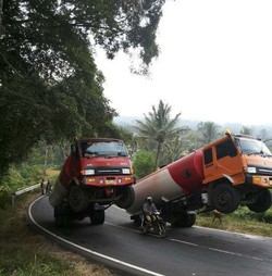 Ini Penyebab 2 Truk Tangki di Tanjakan Krikilan Temanggung Ngetril