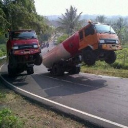 Ini Asli! 2 Truk Tangki Ngetril dan Mogok di Tanjakan Krikilan Temanggung
