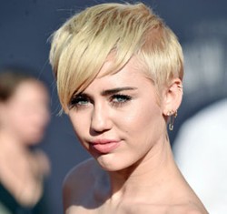 5 Selebriti yang Jadi Kontroversi karena Dukung Wanita Tampil Topless