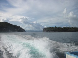Pengalaman Mendebarkan Menjelajah Perairan di Raja Ampat
