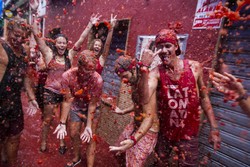 Festival La Tomatina Digelar, Ribuan Turis Berlumur Tomat