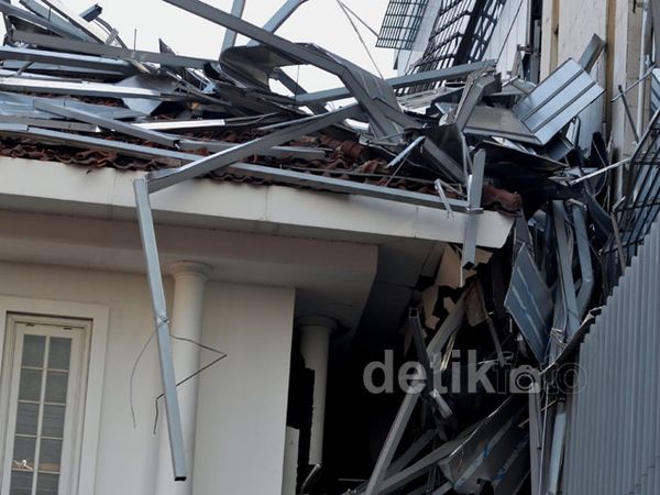 Plafon Balai Kota Runtuh