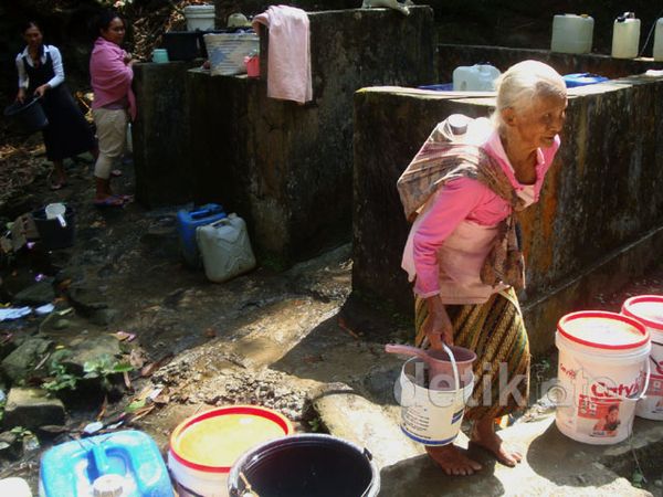 Kemarau, Warga Banyumas Kesulitan Air Bersih