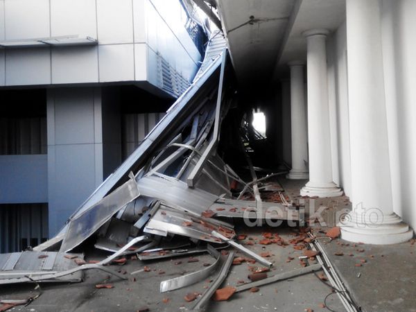 Plafon Balai Kota Timpa Kantor Ahok