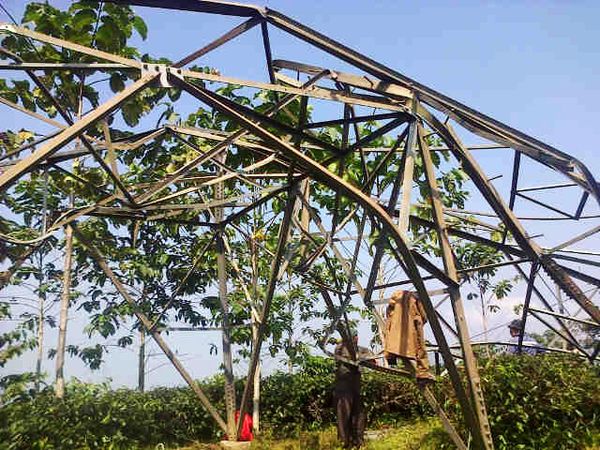 Besi Penyangga Dicuri, Tower PLN di Garut Roboh