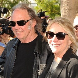 35 Tahun Berumah Tangga, Neil Young Gugat Cerai Istri