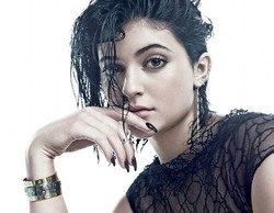 Penampilan Solo Kylie Jenner Sebagai Model Untuk Majalah V