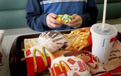 Cegah Obesitas, Bonus Mainan di Menu Anak Resto Cepat Saji akan Dilarang