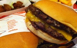 Hamburger Whopper atau Flaming Crispy Ada di Restoran Cepat Saji Ini