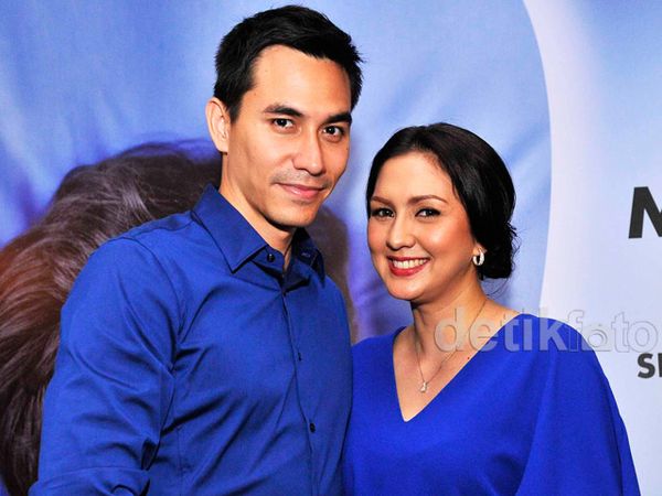 Serasinya Donna Agnesia dan Darius Sinathrya