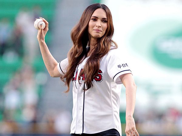 Aksi si Seksi Megan Fox Main Bisbol di Seoul