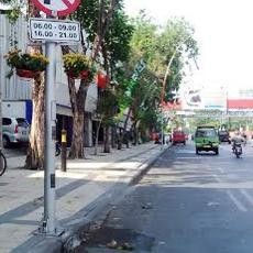 Bunga Penuh Warna di Tiang PJU Ini Makin Percantik Kota Surabaya