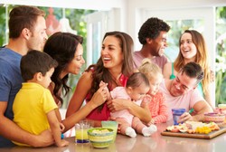 Kebiasaan Memberi Makan Anak Sambil Nggosip, Dampaknya Bisa Serius