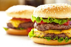 Wouw, Burger Ukuran Double Kalorinya Mencapai 1000 Kkal!