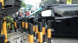 Penumpang Alphard yang Tertabrak Kereta di Senayan Dilarikan ke Rumah Sakit
