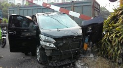 Ini 4 Orang di Dalam Alphard yang Ditabrak KA di Senayan