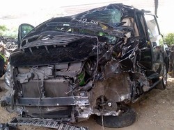 Ini Penampakan Alphard yang Babak Belur Ditabrak Kereta di Senayan