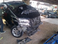 Ini Bentuk Alphard yang Ditabrak KA di Senayan dari Berbagai Sisi