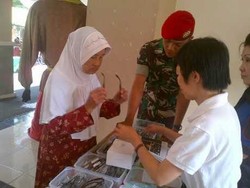 Lurah Susan Senang Kopassus Bagi-bagi Kacamata di Lenteng Agung