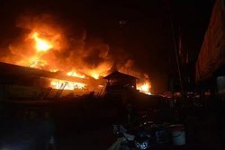 Si Jago Merah Melalap Bangunan Lantai 2 Pasar Jatibarang Indramayu