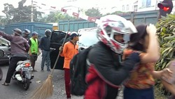 Insiden Alphard Tertabrak Kereta di Senayan Bikin Lalu Lintas Semakin Macet