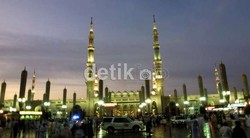 Ramainya Pasar Kaget di Depan Masjid Nabawi