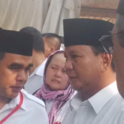 Mata Sembab Prabowo Mengantar Suhardi ke Peristirahatan Terakhir