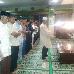 Ratusan Warga Salati Jenazah Suhardi, Akbar Tandjung di Barisan Pertama