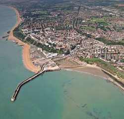 Seniman Ini Mengubur 30 Emas Batangan di Pinggir Pantai