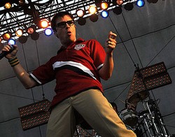 Kehidupan Sehari-hari Rivers Cuomo Akan Diangkat ke Layar Kaca