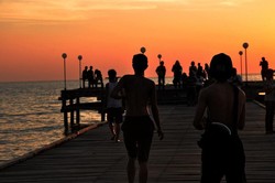 Sunset Memesona di Pantai Akkarena, Makassar