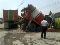 Kecelakaan 2 Truk dan 2 Motor di Pantura Jateng, 2 Orang Tewas